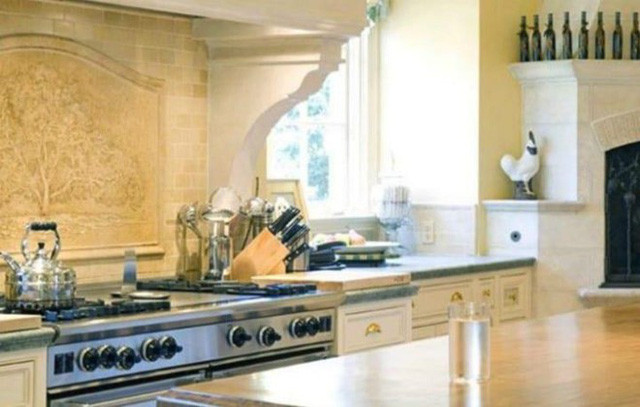  Nhà bếp hiện đại, rộng rãi được trang bị đầy đủ các dụng cụ nấu nướng tân tiến. Nữ tỷ phú muốn nhà bếp trở thành nơi đầu tiên đón tiếp bạn bè của bà đến chơi. 