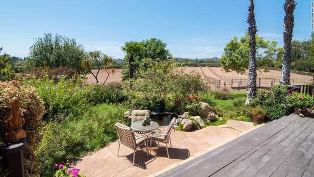  Năm 2016, khi một người hàng xóm qua đời, nữ tỷ phú đã bỏ 28,9 triệu USD để mua lại bất động sản của họ và biến nó thành trang trại bên cạnh biệt thự của mình. 