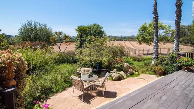  Năm 2016, khi một người hàng xóm qua đời, nữ tỷ phú đã bỏ 28,9 triệu USD để mua lại bất động sản của họ và biến nó thành trang trại bên cạnh biệt thự của mình. 