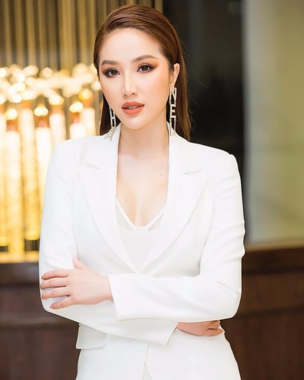 Những phụ kiện sang chảnh khiến hàng loạt sao Việt mê mẩn ảnh 9 Loạt sao việt đang mê mẩn những phụ kiện trang sức của chanel ( gồm khuyên tai, thắt lưng)