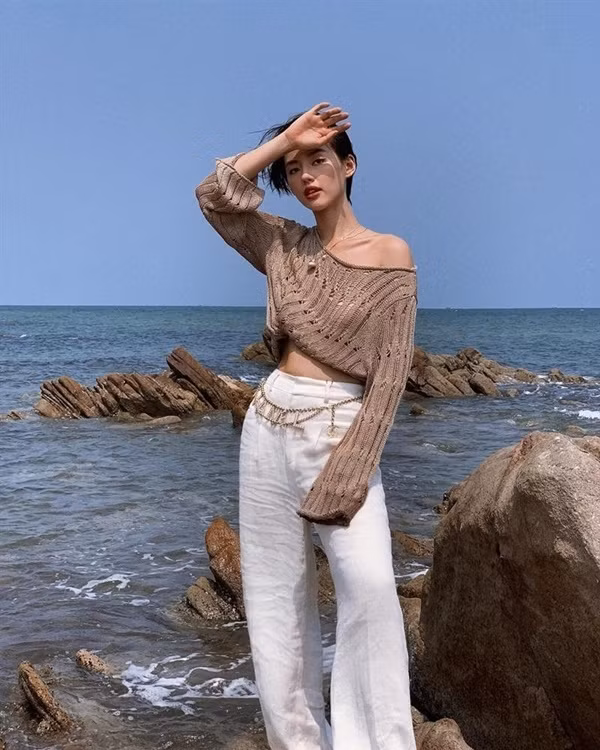 Những phụ kiện sang chảnh khiến hàng loạt sao Việt mê mẩn ảnh 4 Loạt sao việt đang mê mẩn những phụ kiện trang sức của chanel ( gồm khuyên tai, thắt lưng)