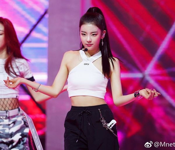 Kpop năm 2019 đã bị 10 phong cách thời trang những năm 70 tấn công ‘hung hãn’ ảnh 14 10 phong cách thời trang những năm 70 đang ‘hung hãn’ tấn công Kpop năm 2019 ảnh 13