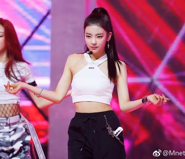 10 phong cách thời trang những năm 70 đang ‘hung hãn’ tấn công Kpop năm 2019 ảnh 13