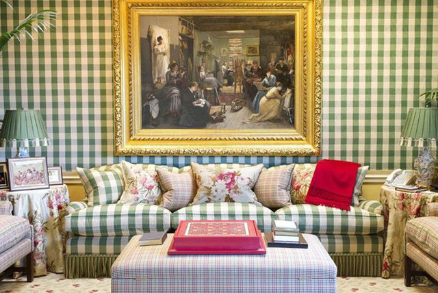  Phòng khách sặc sỡ, đầy màu sắc với họa tiết ca rô chủ đạo. Một điểm độc đáo tại biệt thự của Oprah Winfrey là không có sự nhất quán trong việc phối màu hay lựa chọn nội thất trang trí giữa các phòng với nhau. 