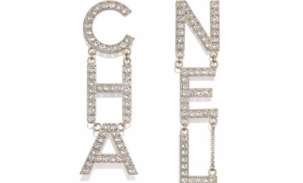 Những phụ kiện sang chảnh khiến hàng loạt sao Việt mê mẩn