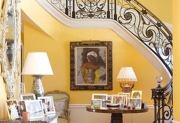  Tiền sảnh là sự kết hợp của những đường nét thanh lịch, huyền ảo và duyên dáng với cầu thang trắng và những bức tường màu vàng kem. Đồ nội thất tại đây có giá trị nghệ thuật cao. Lối vào biệt thự được trang trí bằng những bức ảnh gia đình, bạn bè của Oprah Winfrey. 