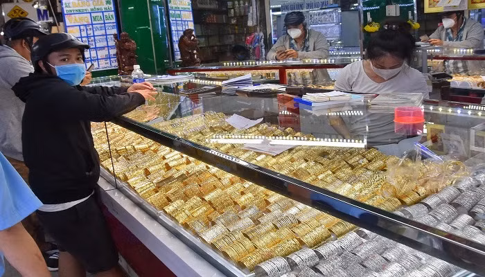 Giá vàng hôm nay 7/3 tiếp đà tăng mạnh chạm mốc 81 triệu đồng/lượng