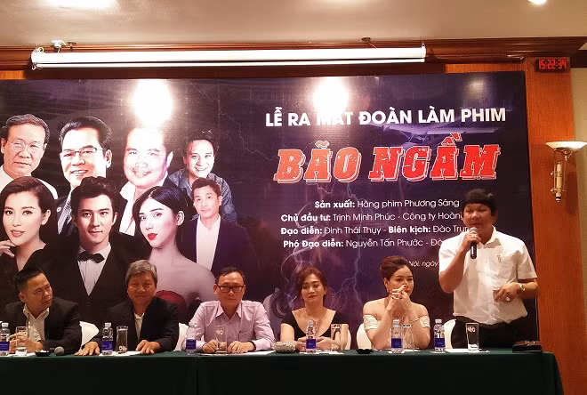 Ông Trịnh Minh Phúc - Chủ đầu tư bộ phim "Bão ngầm" chia sẻ tại lễ ra mắt đoàn làm phim - Ảnh: Bình Thanh.