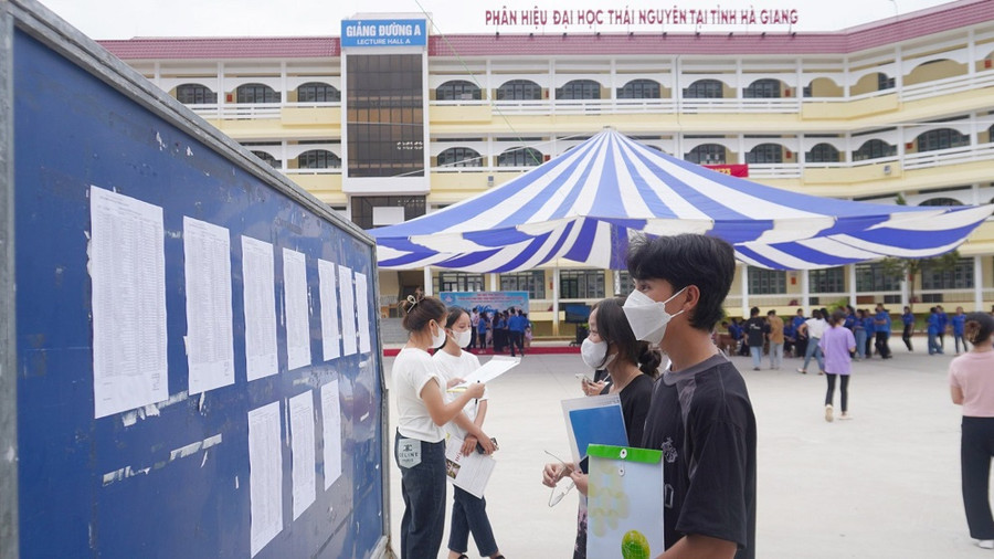Tân sinh viên đến làm thủ tục nhập học trực tiếp tại trường. Tân sinh viên đến làm thủ tục nhập học trực tiếp tại trường.