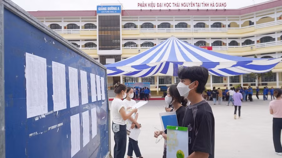 Tân sinh viên đến làm thủ tục nhập học trực tiếp tại trường.