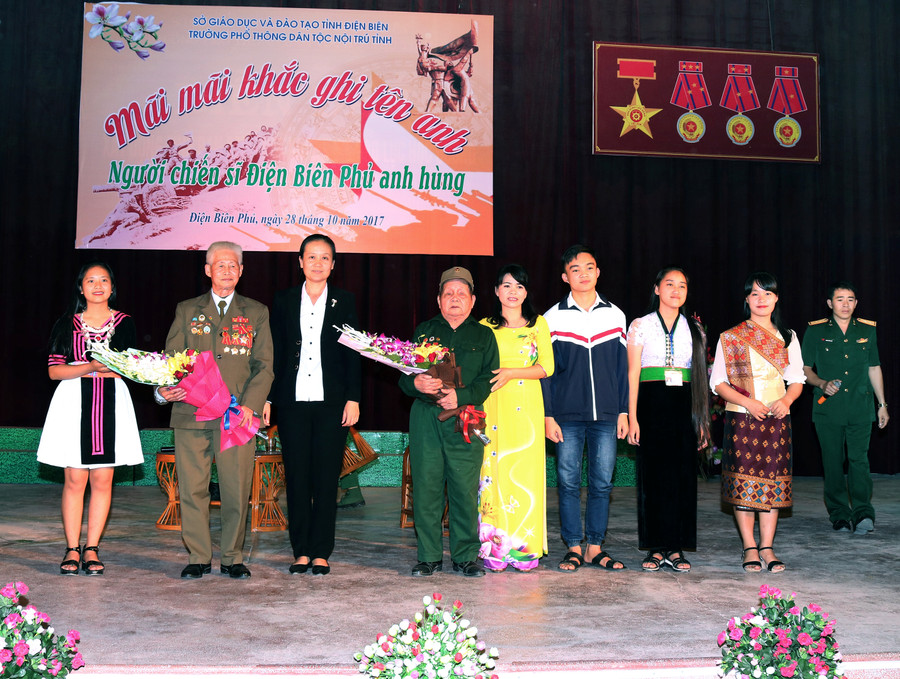 Chụp ảnh lưu niệm với các khách mời của Chương trình