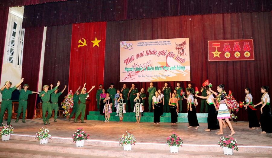 Tiết mục văn nghệ Giải phóng Điện Biên do học sinh trường PTDTNT tỉnh Điện Biên biểu biễn