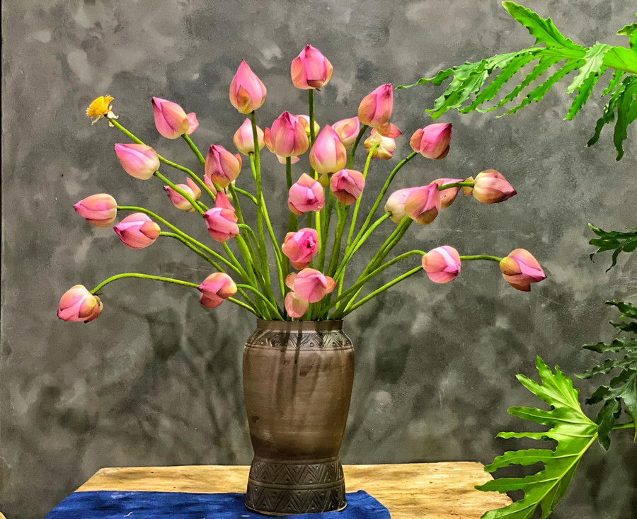 Bình cắm sen nên chọn loại bình giản dị.