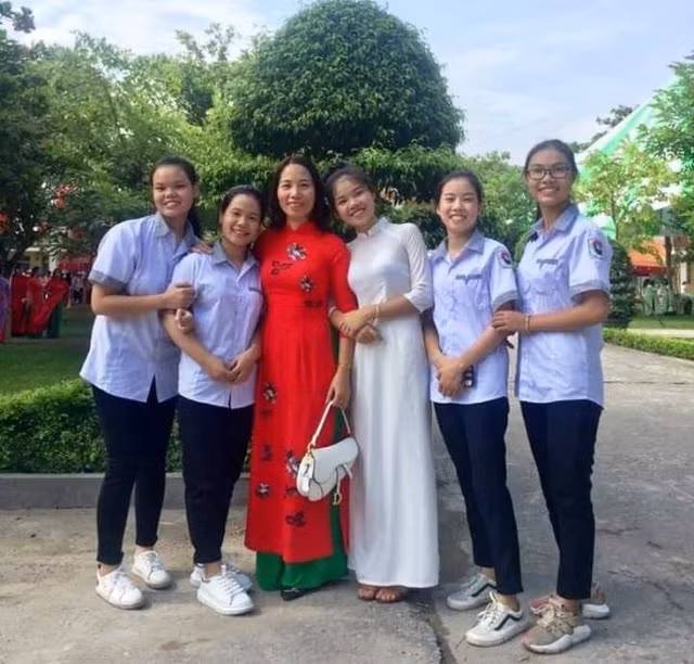 Cô Phạm Thị Kiều Oanh (thứ ba từ trái sang) cùng học trò.