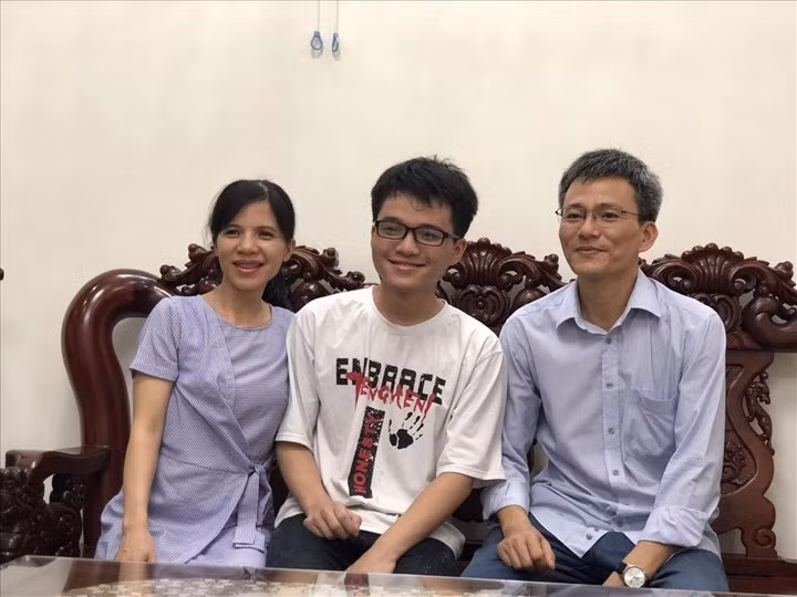 Gia đình Nguyễn Lê Vũ vui mừng vì con trai đạt điểm cao trong Kỳ thi tốt nghiệp THPT vừa qua. Ảnh: Hữu Long