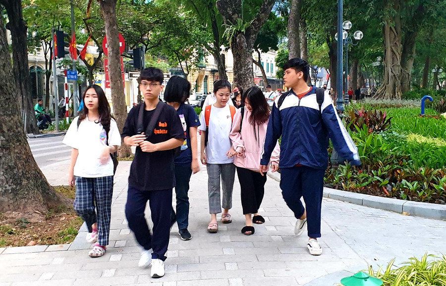 Mặc dù Phó Chủ tịch UBND TP Hà Nội Ngô Văn Quý chỉ đạo nếu người dân không có khẩu trang không được vào nơi công cộng, thế nhưng xung quanh phố đi bộ người không đeo khẩu trang vẫn còn nhiều.