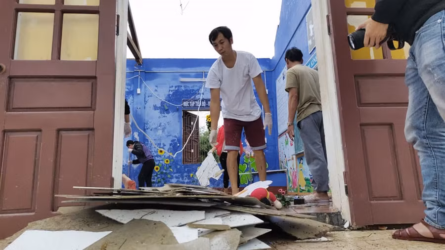 Thừa Thiên Huế:&nbsp; Hàng loạt trường học tan hoang sau bão số 13 ảnh 4