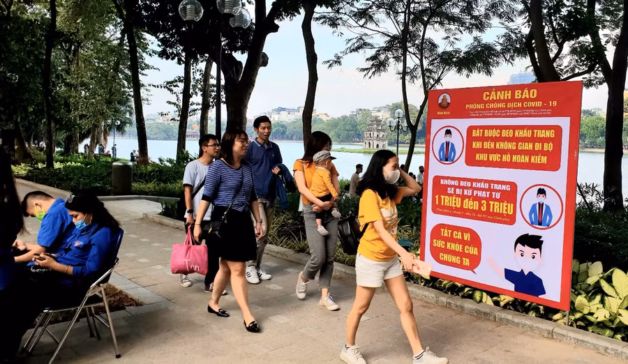 Bất chấp quy định, nhiều người không đeo khẩu trang ở phố đi bộ 