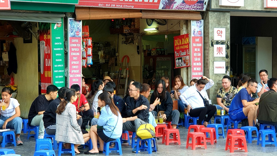 Tại quán nước, mọi người không giữ khoảng cách an toàn, không đeo khẩu trang...