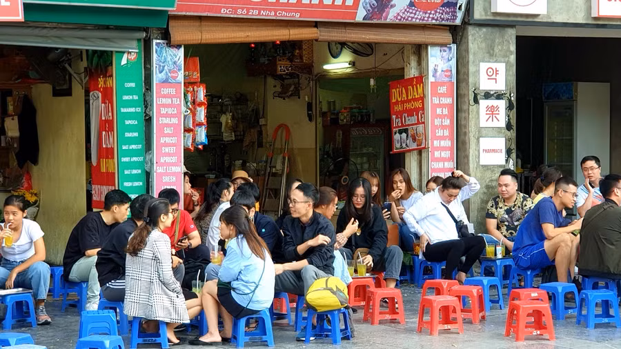 Tại quán nước, mọi người không giữ khoảng cách an toàn, không đeo khẩu trang...