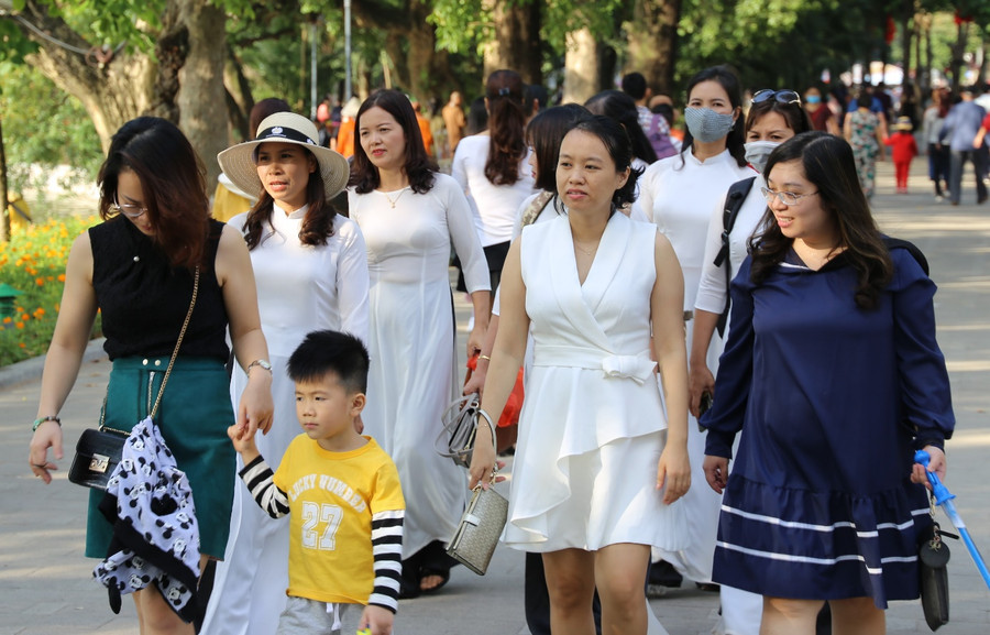 Trời nắng đẹp là cơ hội để nhiều gia đình ra phố đi bộ chụp ảnh. Thế nhưng hình ảnh sẽ còn đẹp hơn nữa nếu như mỗi người biết ý thức đeo khẩu trang giữ an toàn cho mình và cả cộng đồng.