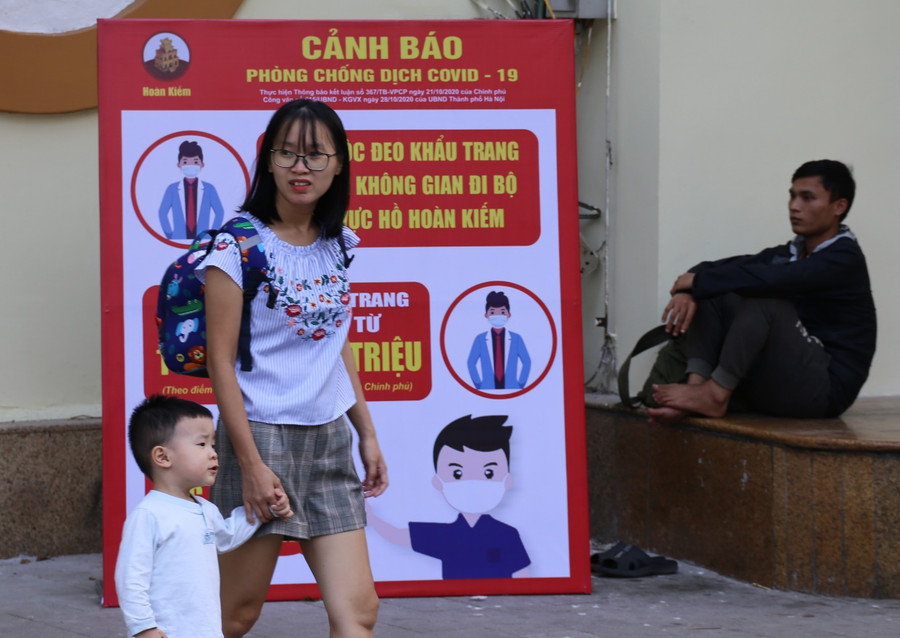 Bất chấp quy định, nhiều người không đeo khẩu trang ở phố đi bộ ảnh 4