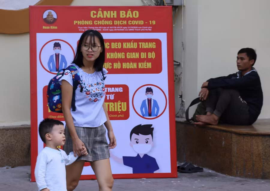 Bất chấp quy định, nhiều người không đeo khẩu trang ở phố đi bộ ảnh 4