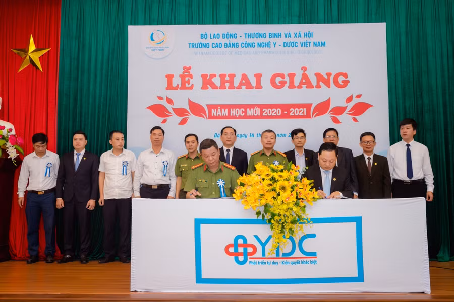 Đại diện của đơn vị Bệnh viện 199 (Bộ Công an) đóng tại Đà Nẵng và Trường Cao đẳng Công nghệ Y Dược Việt Nam ký kết hợp tác đào tạo.