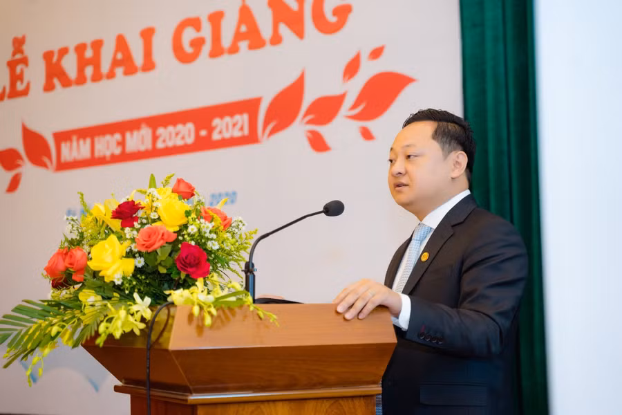 Thầy Nguyễn Văn Tuấn – Hiệu trưởng Trường Cao đẳng Công nghệ Y Dược Việt Nam phát biểu tại Lễ khai giảng.