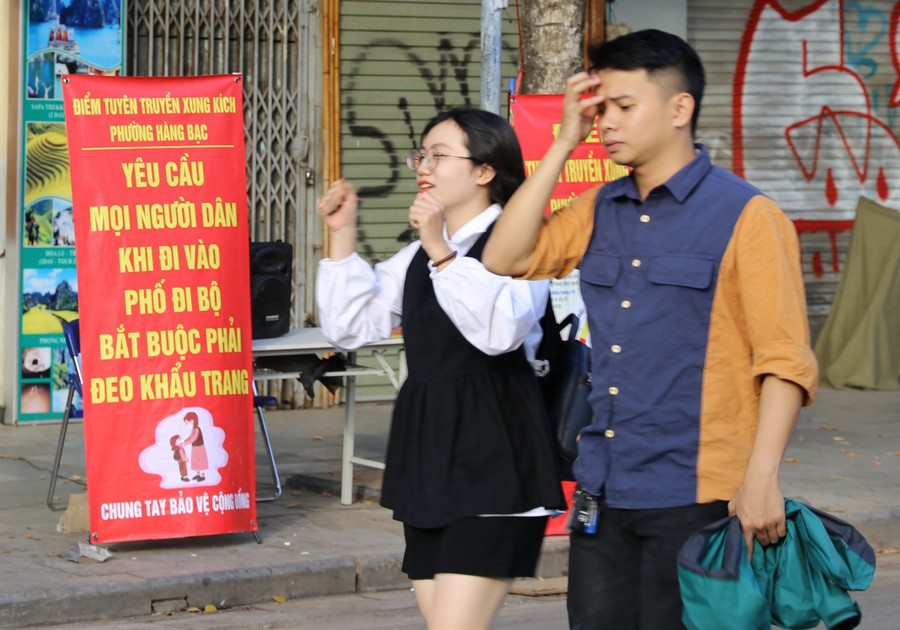 Mặc dù phường quanh phố đi bộ đã có những khẩu hiệu tuyên truyền, nhưng người dân đi qua đây vẫn phớt lờ...