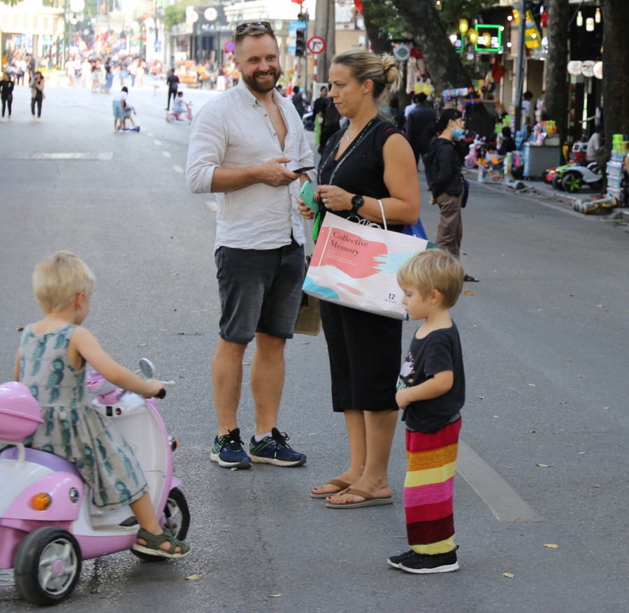 Người nước ngoài cũng không đeo khẩu trang trên phố đi bộ.