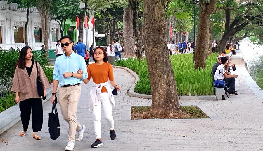 Theo nghị định 117, người không đeo khẩu trang tại nơi công cộng có thể bị xử phạt vi phạm hành chính 1-3 triệu đồng thế nhưng chưa đủ sức răn đe.