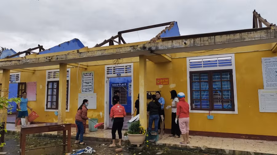 Nhiều cán bộ giáo viên được huy động đến trường để làm vệ sinh, dọn dẹp hậu quả sau bão.