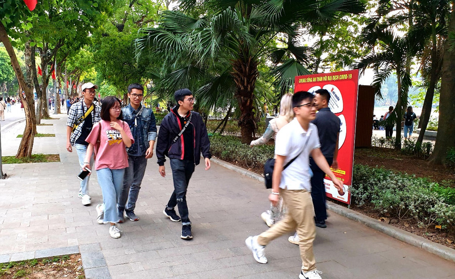 Dễ dàng bắt gặp những hình ảnh này trên phố đi bộ.