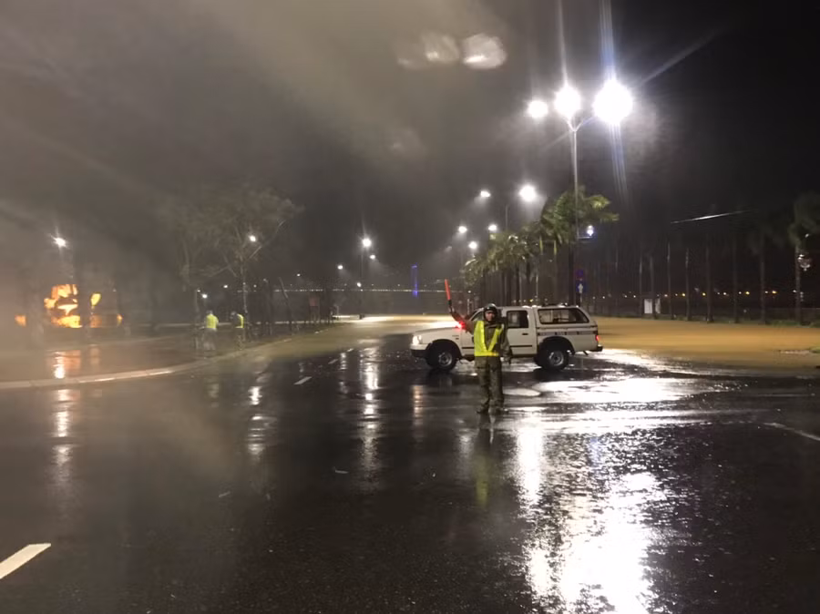 Nghiêm cấm người và phương tiện qua lại.