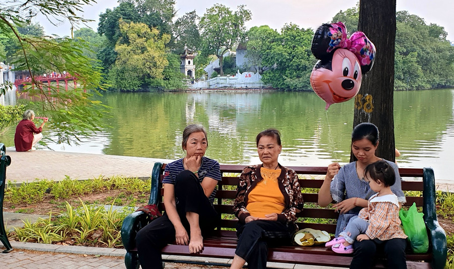 Bất chấp quy định, nhiều người không đeo khẩu trang ở phố đi bộ ảnh 9