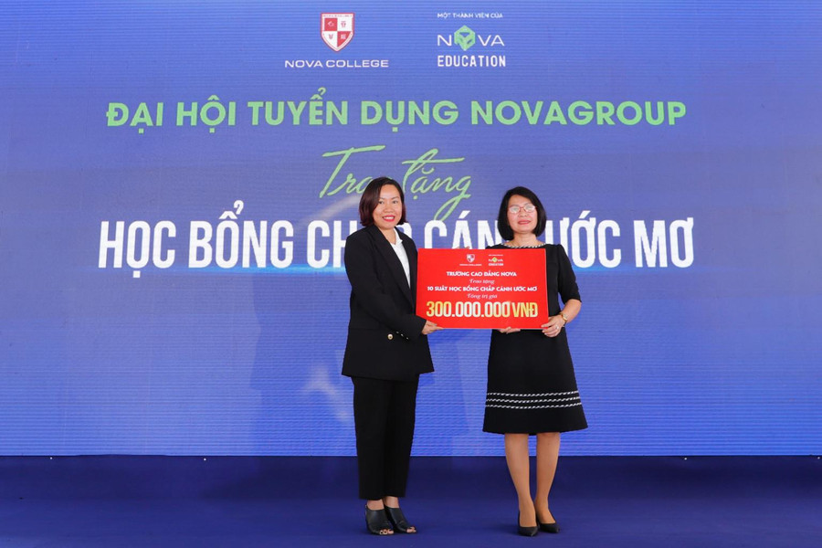 Thạc sĩ Nguyễn Thị Ngọc Quyên - Hiệu trưởng trường cao đẳng Nova trao tặng học bổng Chắp cánh ước mơ cho lãnh đạo địa phương. Thạc sĩ Nguyễn Thị Ngọc Quyên - Hiệu trưởng trường cao đẳng Nova trao tặng học bổng Chắp cánh ước mơ cho lãnh đạo địa phương.