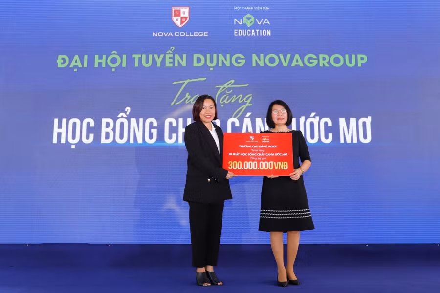 Thạc sĩ Nguyễn Thị Ngọc Quyên - Hiệu trưởng trường cao đẳng Nova trao tặng học bổng Chắp cánh ước mơ cho lãnh đạo địa phương.