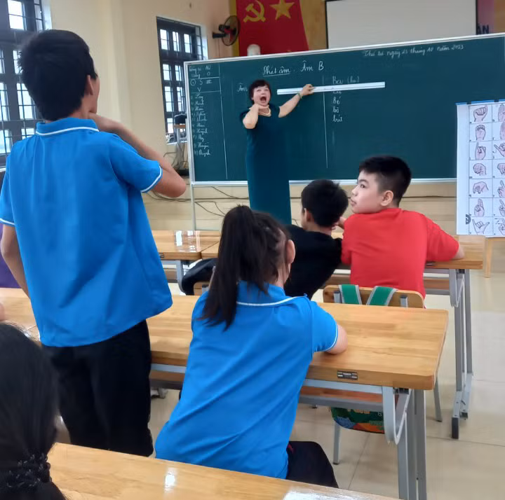 Buổi tập huấn chương trình hỗ trợ giáo dục hòa nhập cho trẻ khuyết tật tại trường Tiểu học Bình Thuận.