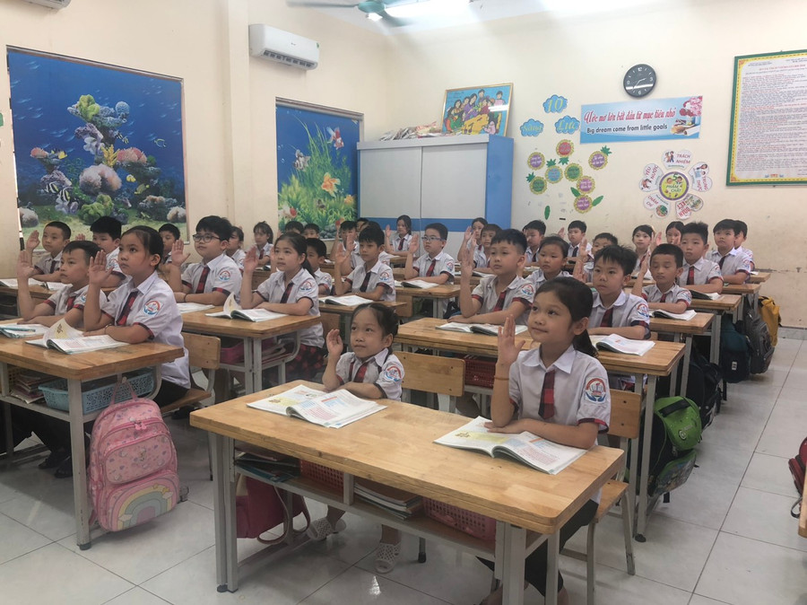 Học hòa nhập giúp các em xóa bỏ mặc cảm, tự tin hòa nhập cộng đồng. (Ảnh: Một tiết học tại trường Tiểu học Phan Thiết).