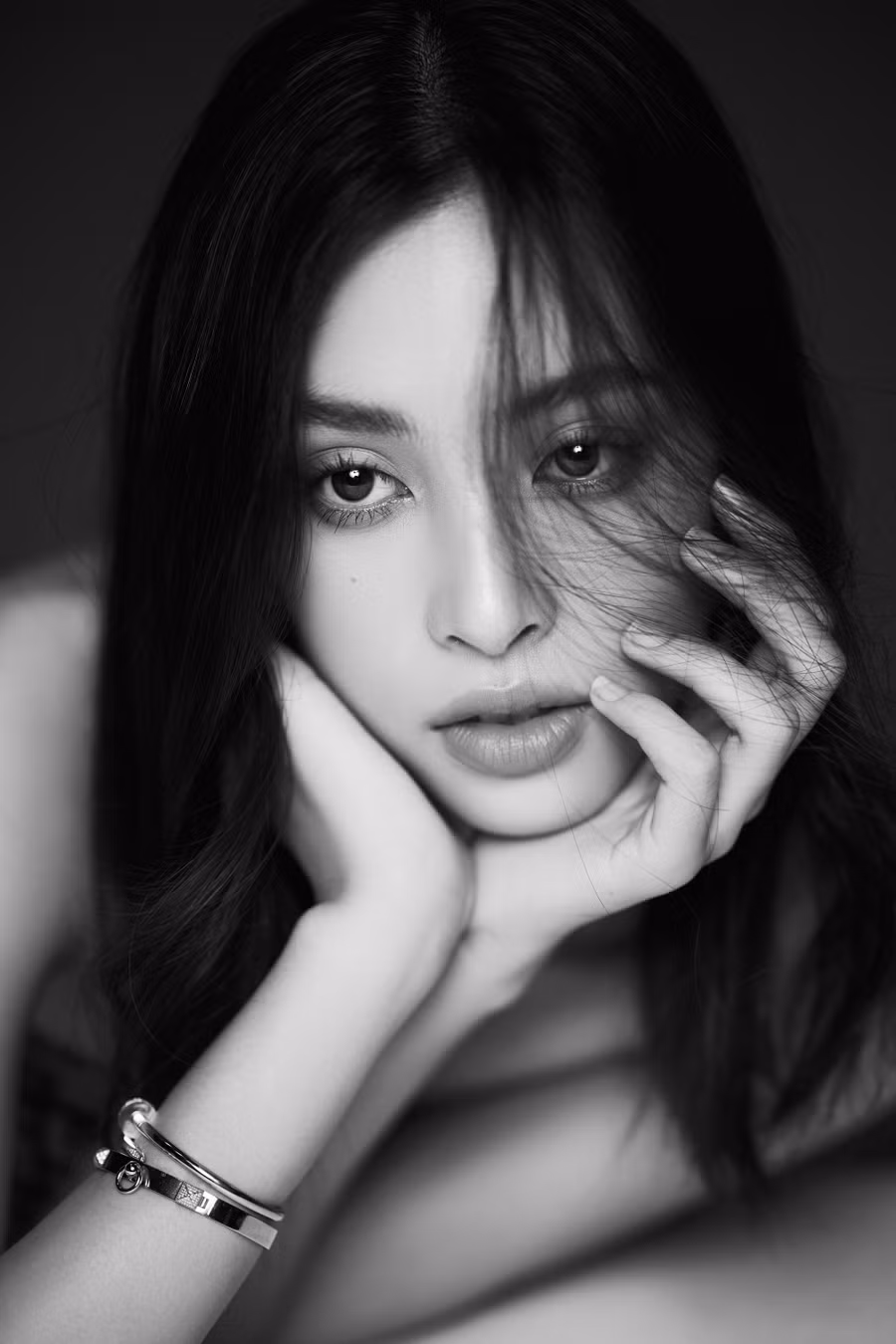 Đặc biệt, dù cô nàng có “làm xấu” mình đến đâu thì gương mặt “tỷ lệ vàng” cũng không thể nào che đi được những vẻ đẹp chuẩn Hoa hậu. Đặc biệt, dù cô nàng có “làm xấu” mình đến đâu thì gương mặt “tỷ lệ vàng” cũng không thể nào che đi được những vẻ đẹp chuẩn Hoa hậu.