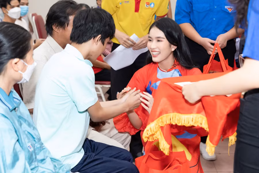 Á hậu Phương Anh tinh tế khi tặng quà Tết cho thanh niên khuyết tật