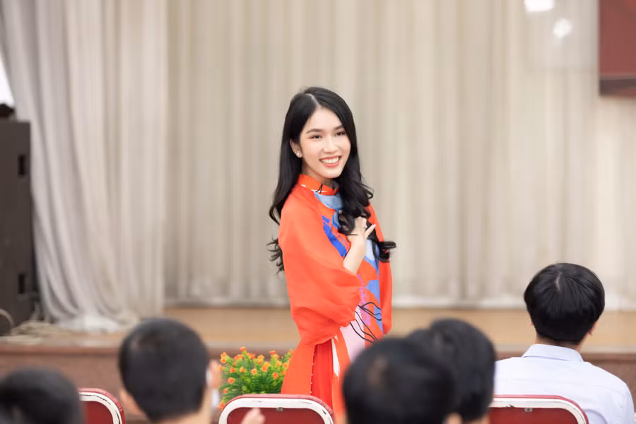 “Nàng hậu học giỏi" còn nhận được sự chào đón nồng nhiệt của các lãnh đạo, đại biểu, cán bộ quận Bình Thạnh và tình cảm đặc biệt mà các hoàn cảnh khó khăn gửi trao.