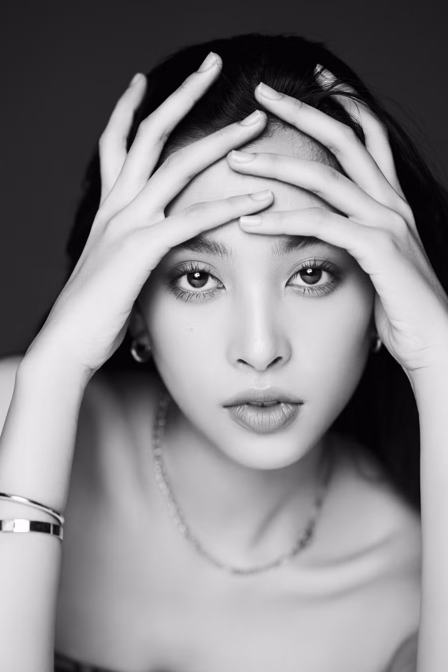 Qua bộ ảnh, có thể thấy Tiểu Vy biến hoá gương mặt với nhiều biểu cảm khác nhau, từ ngây thơ trong sáng, đến giận dữ, hung tàn, cho đến những nét buồn bã mà khiến người xem như nhập tâm vào chính nhân vật đó. Qua bộ ảnh, có thể thấy Tiểu Vy biến hoá gương mặt với nhiều biểu cảm khác nhau, từ ngây thơ trong sáng, đến giận dữ, hung tàn, cho đến những nét buồn bã mà khiến người xem như nhập tâm vào chính nhân vật đó.