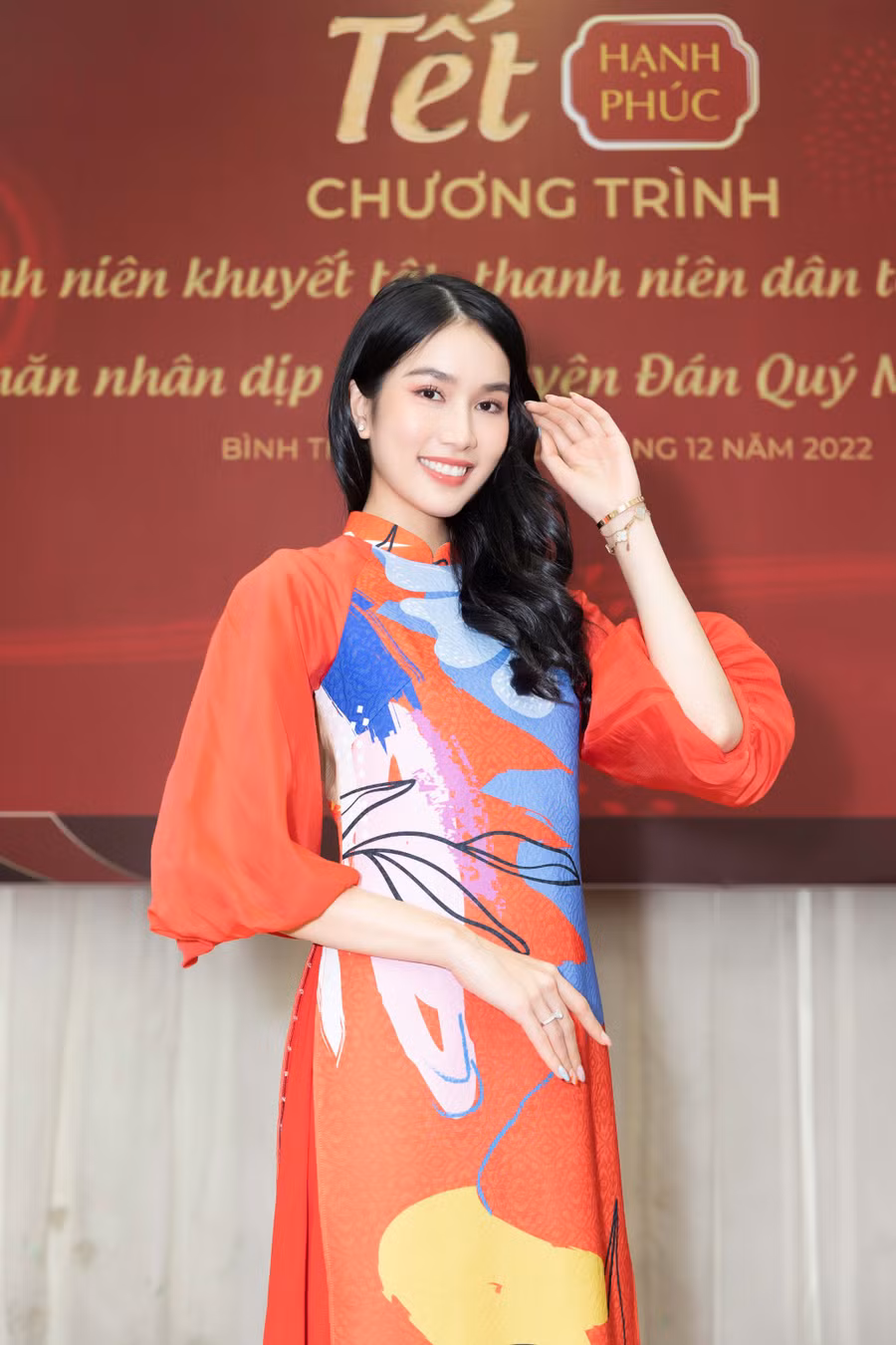 Phương Anh ghi điểm bởi phong cách trang điểm nhẹ nhàng, trong trẻo cùng với tà áo dài vô cùng giản dị tạo cảm giác thân thiện, gần gũi với mọi người nơi đây.