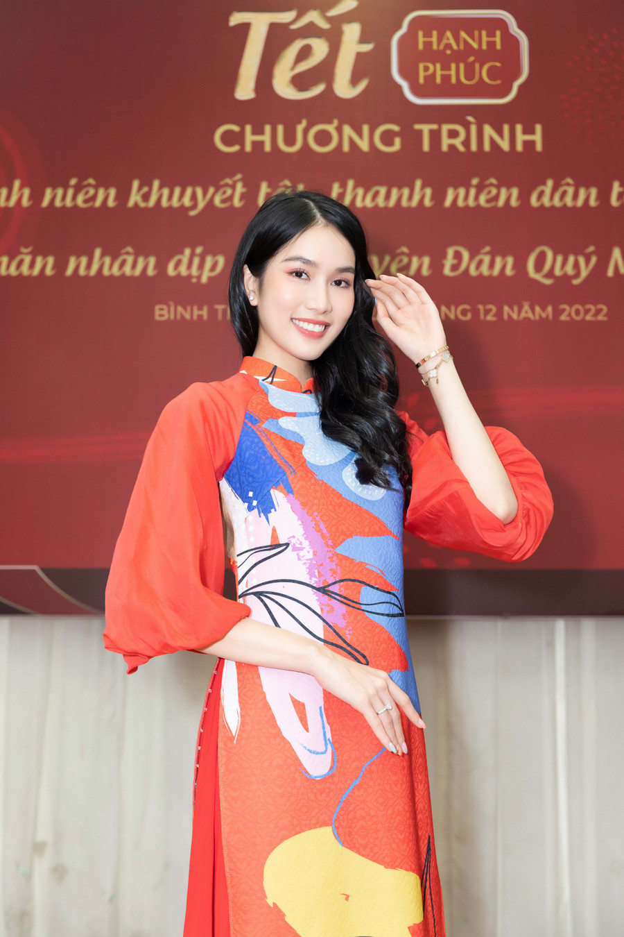 Phương Anh ghi điểm bởi phong cách trang điểm nhẹ nhàng, trong trẻo cùng với tà áo dài vô cùng giản dị tạo cảm giác thân thiện, gần gũi với mọi người nơi đây. Phương Anh ghi điểm bởi phong cách trang điểm nhẹ nhàng, trong trẻo cùng với tà áo dài vô cùng giản dị tạo cảm giác thân thiện, gần gũi với mọi người nơi đây.