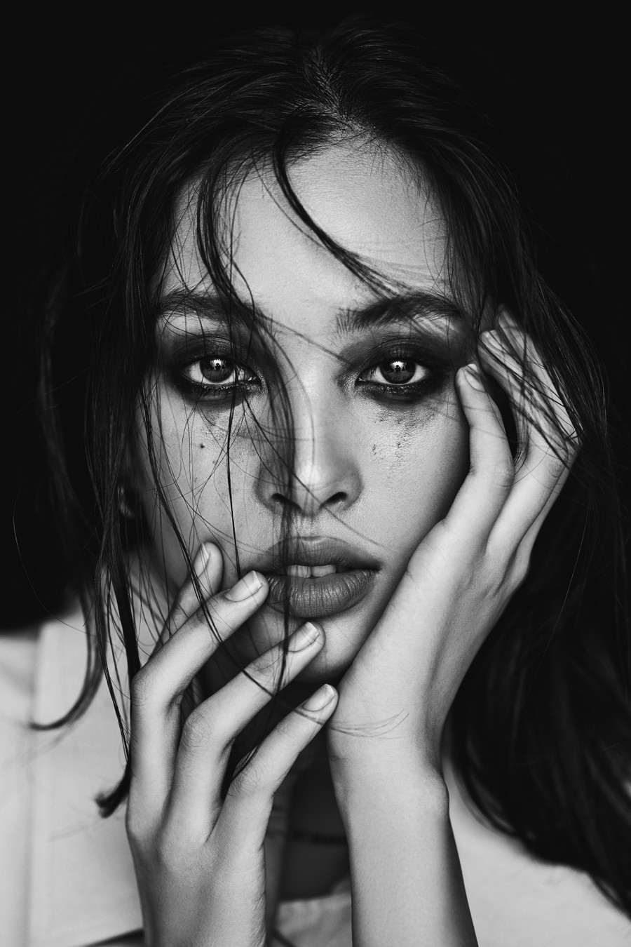 Hoa hậu Tiểu Vy lấn sân với vai trò diễn viên khi góp mặt trong bộ phim điện ảnh đầu tay mang tên Đảo Độc Đắc - Tử mẫu thiên linh cái. Trong phim, nàng hậu sinh năm 2000 hóa thân thành một cô gái với vẻ ngoài ngây thơ, xinh đẹp và trong sáng nhưng chất chứa bên trong là vô vàn điều bí ẩn, mưu mô, tính toán.