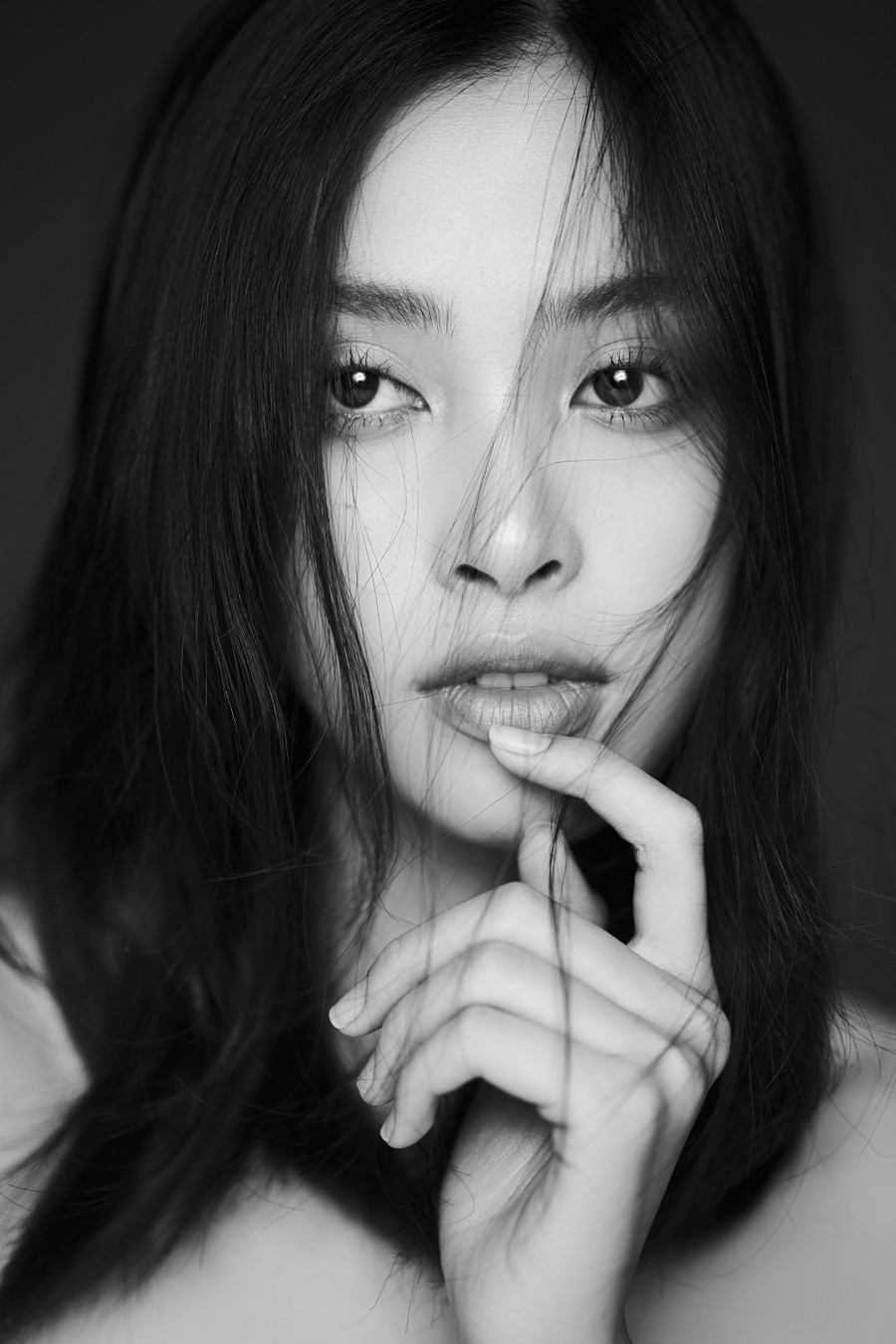 Bên cạnh đó, bộ phim Chủ tịch giao hàng mà Tiểu Vy góp mặt cùng nghệ sĩ Trường Giang cũng đạt thành tích Top 1 Trending YouTube trong ngày đầu công chiếu.