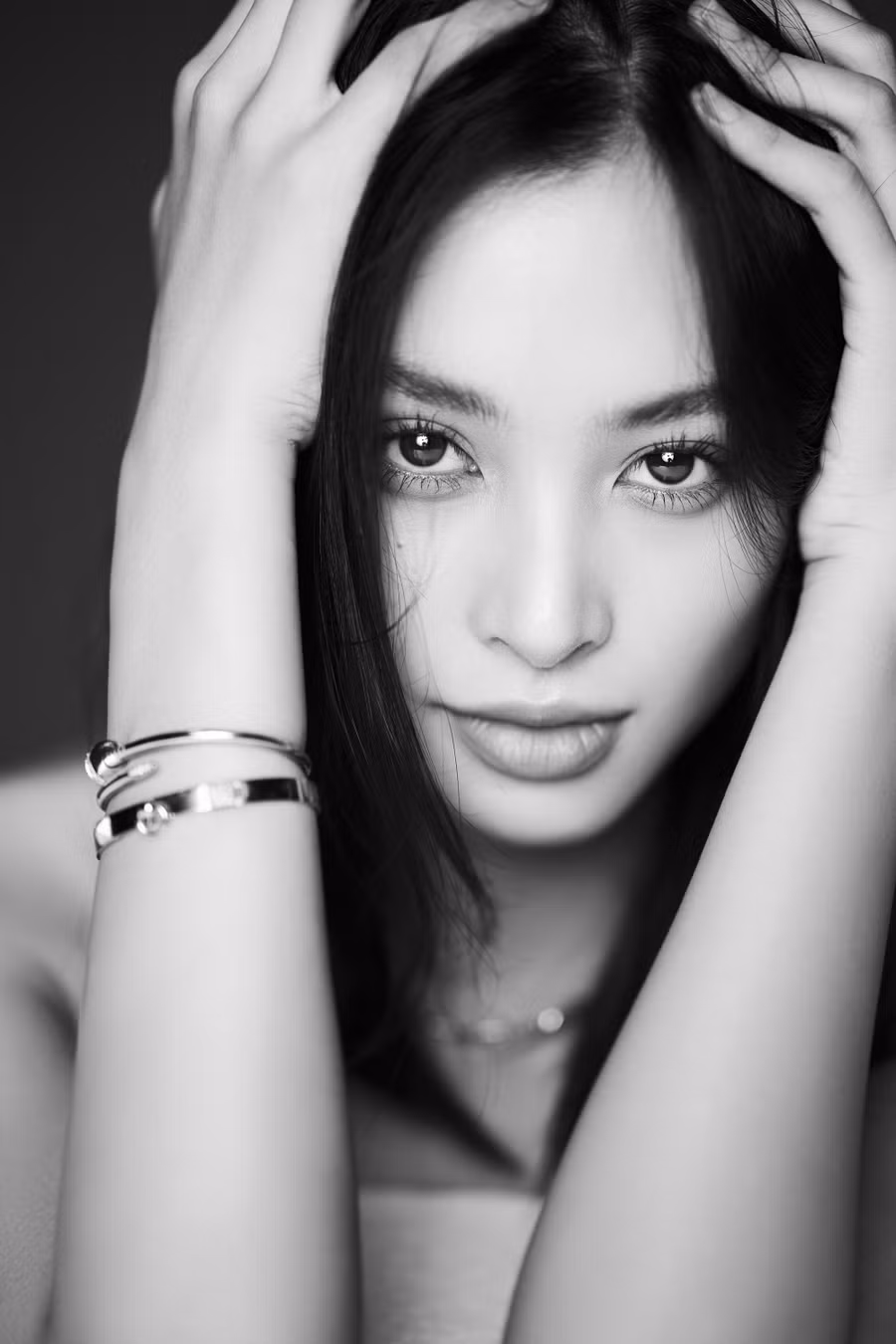 Có thể thấy, chỉ mới là vai diễn đầu tay nhưng Tiểu Vy vô cùng tâm huyết, bên cạnh việc học hỏi đàn anh đàn chị đi trước, cô nàng cũng siêng năng tập luyện cho vai diễn của mình. Có thể thấy, chỉ mới là vai diễn đầu tay nhưng Tiểu Vy vô cùng tâm huyết, bên cạnh việc học hỏi đàn anh đàn chị đi trước, cô nàng cũng siêng năng tập luyện cho vai diễn của mình.