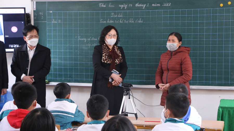 Thứ trưởng Ngô Thị Minh thăm một lớp học tại Trường Tiểu học Trực Cường. Với những lớp học vừa dạy trực tiếp vừa dạy online, giáo viên sẽ sử dụng camera kết nối internet để học sinh bị cách ly tại nhà vẫn học được kiến thức trên lớp cùng các bạn.